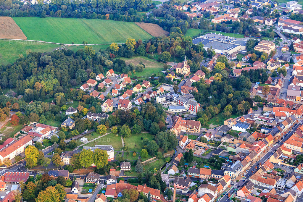 Vue aérienne: LE DIACÈRE à Bischwiller dans le département Bas Rhin, France – .Photo: IMG_074274.jpg prise le 04/10/2014 par Werner Riehm/FLY-FOTO.eu – Résolution de l'original: 5349 x 3566 px – EHPAD Maison « Le Diaconat » de Bischwiller - Sonnenhof - Fondation protestante