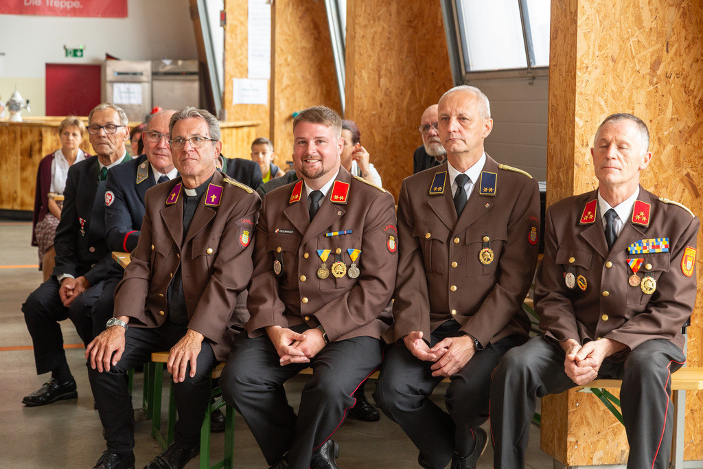 42_Ansprachen - Ehrungen_042 | Fotodoku der Festmesse im FF-Haus Loosdorf anlässlich der Fahrzeugweihe und in Dienststellung der neuen Einsatzfahrzeuge der FF-Loosdorf.