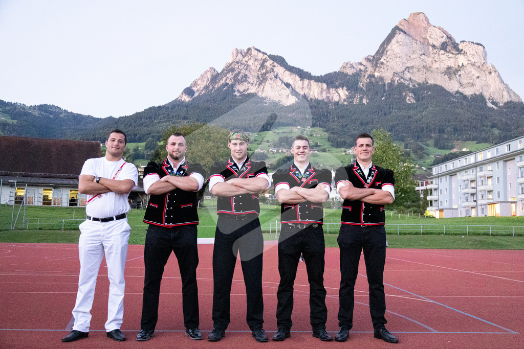 ESAF2025_Empfang_8570 | Die Schwinger des Schwyzer Kantonalen Schwingerverbandes: Fotos, die Dynamik und Leidenschaft festhalten, sowie emotionale Momente aus dem traditionellen Schwingsport zeigen. - Realisiert mit Pictrs.com