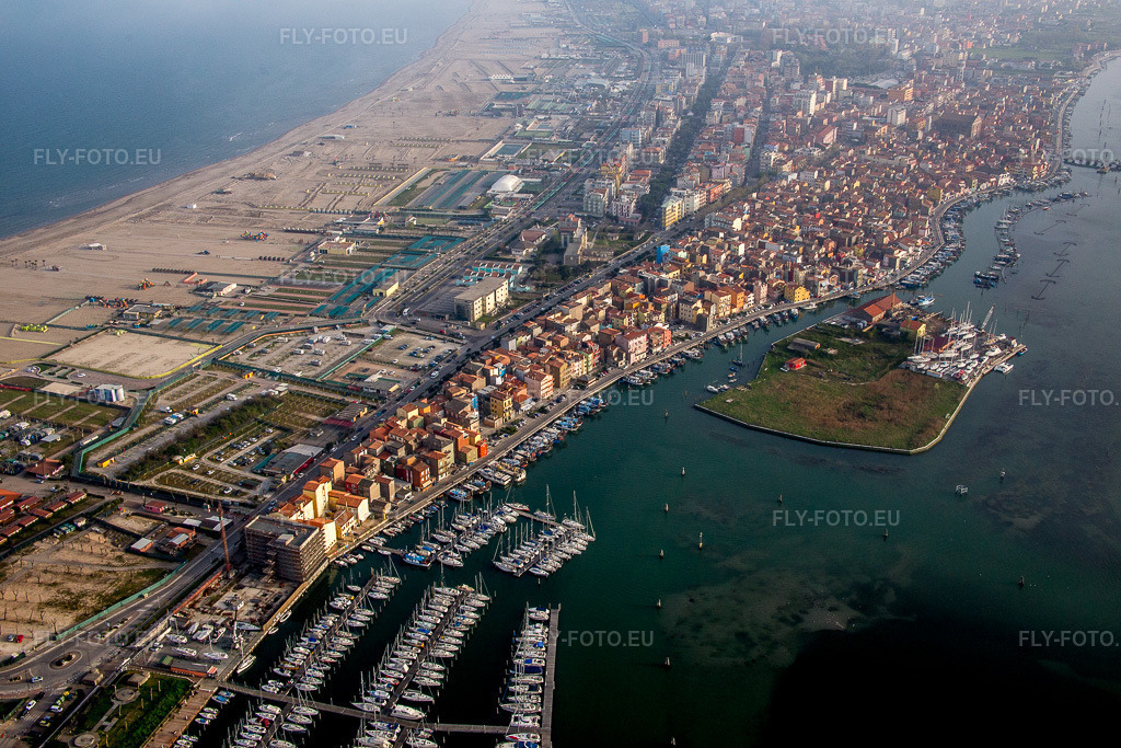 Vue aérienne: Sottomarina à Faro dans le département Vénétie, Italie.Photo: IMG_087575.jpg prise le 06/04/2016 par Werner Riehm/FLY-FOTO.euRésolution de l'original: 5472 x 3648 px