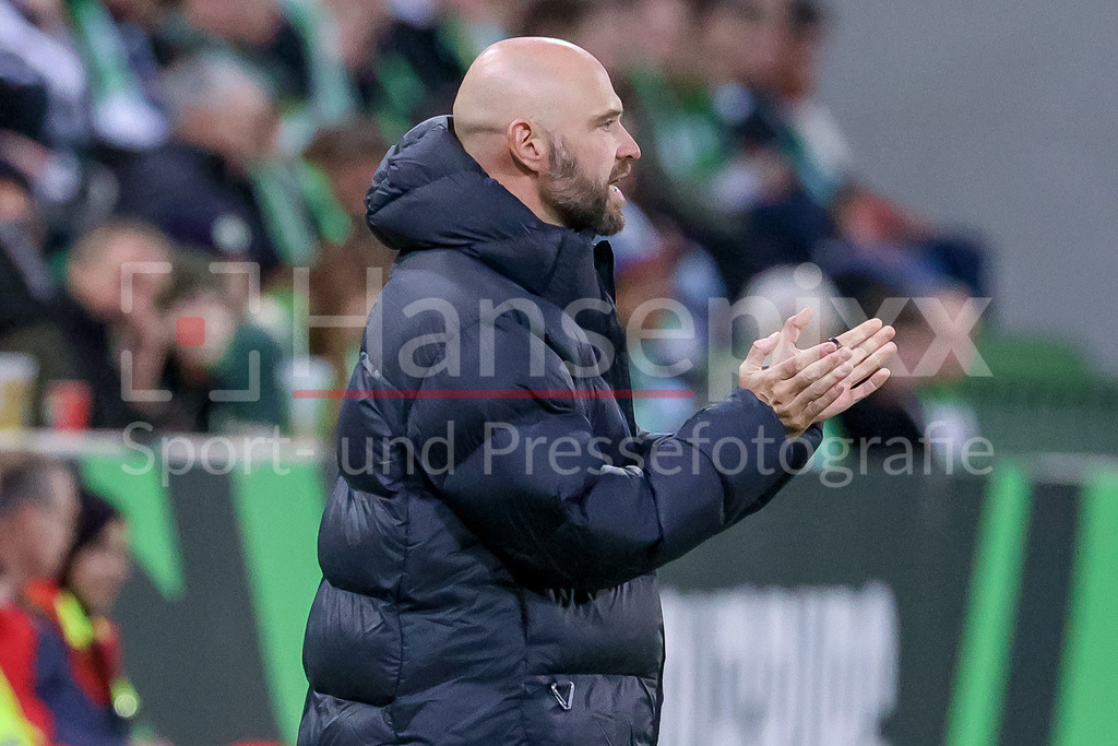 Fussball, Google Pixel Frauen-Bundesliga, VfL Wolfsburg - SV Werder Bremen | Stephan Lerch (Trainer, VfL Wolfsburg), Portrait, Nahaufnahme, Einzelfoto, Einzelbild, DIE DFB-RICHTLINIEN UNTERSAGEN JEGLICHE NUTZUNG VON FOTOS ALS SEQUENZBILDER UND/ODER VIDEOÄHNLICHE FOTOSTRECKEN. DFB REGULATIONS PROHIBIT ANY USE OF PHOTOGRAPHS AS IMAGE SEQUENCES AND/OR QUASI-VIDEO.