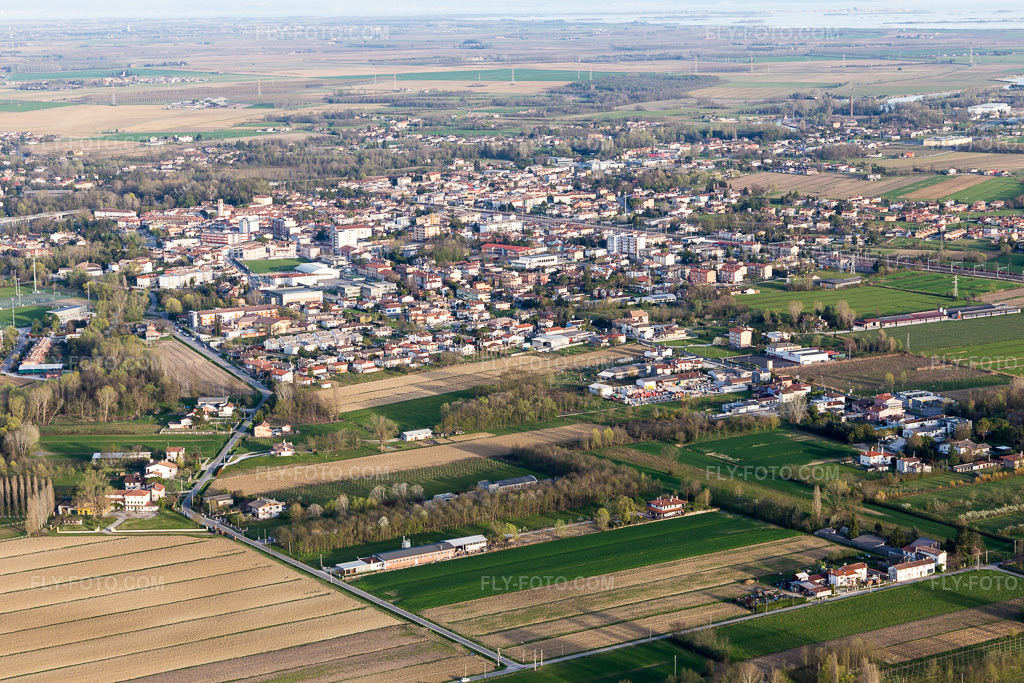 Aerial view: View of the town in Pampaluna in the state Friuli Venezia Giulia, Italy. – Photo: IMG_105820.jpg taken on 04/08/2018 by Werner Riehm/FLY-FOTO.com – Resolution of the original: 5472 x 3648 px