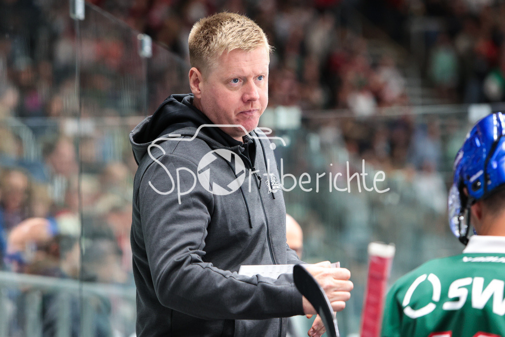 Augsburger Panther - Klagenfurter AC | Panther Trainer Peter Russell an der Bande in Aktion / Freisteller / Einzelfoto