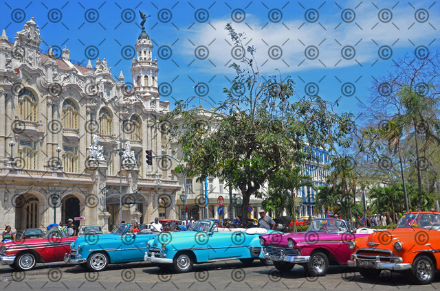 RGE_6025 | Amerikanische Oldtimer vor dem Grand Theater in Havanna     Fotograf: Ralf Gebhardt - Realisiert mit Pictrs.com