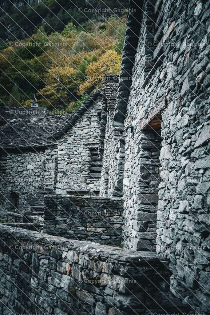 Foroglio bergdorf | Foroglio ist ein malerisches Bergdorf im Bavonatal im Tessin, Schweiz. Es ist bekannt für seinen beeindruckenden Wasserfall, der rund 80 Meter tief in das Tal stürzt, sowie für seine traditionellen Steinhäuser, engen Gassen und unberührte alpine Landschaft. Das Dorf wirkt wie aus einer anderen Zeit und zieht Natur- und Fotoliebhaber gleichermaßen an.