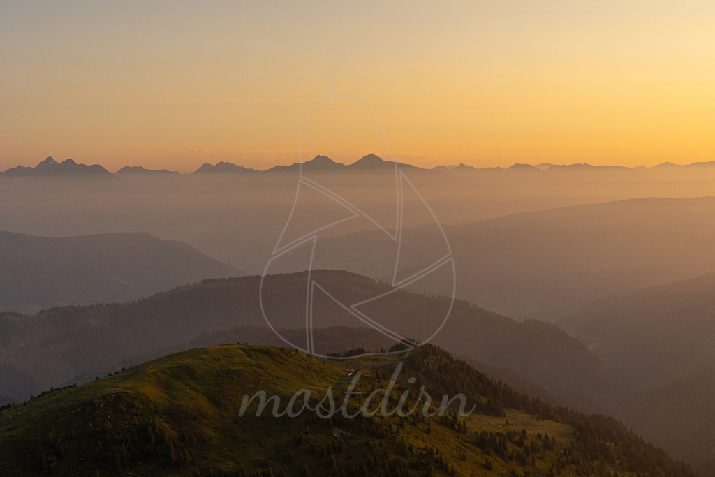 Sonnenaufgang Karneralm | Früh Morgens im Lungau auf der Karneralm im Juli. Sonnenaufgang im Salzburgerland - Realisiert mit Pictrs.com