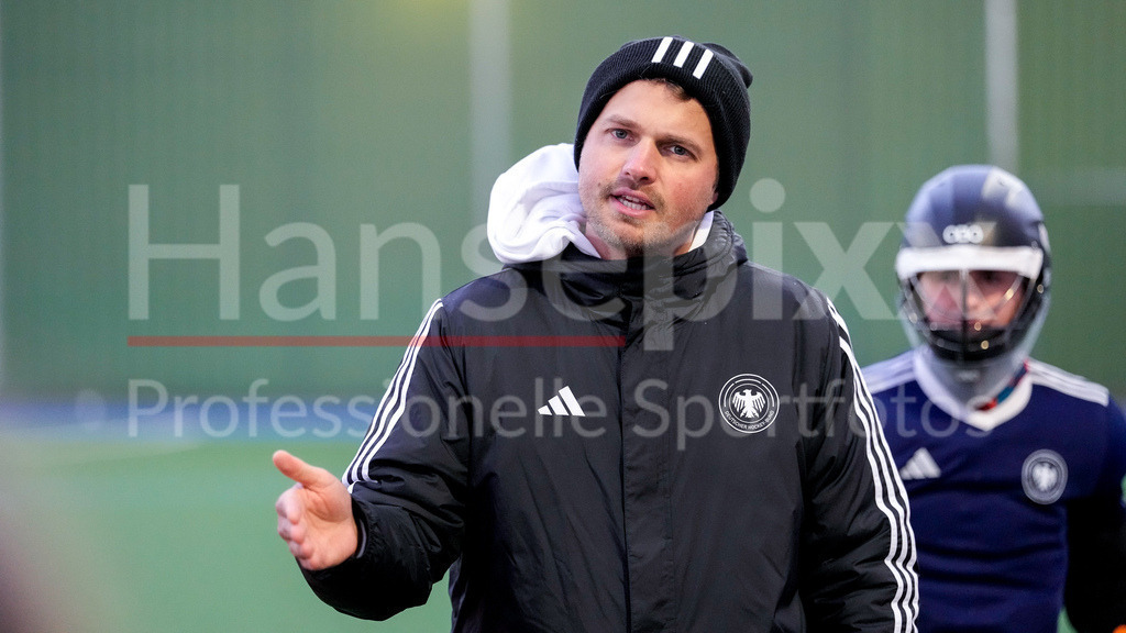 Hockey, WM-Vorbereitung Frauen, Deutschland U21 - Deutschland | Jakob Cyrus (Bundestrainer, Trainer, Deutschland wU21), gibt Anweisungen, gestikuliert, mit den Armen gestikulieren, Einzelbild, Einzelfoto, Aktion, Action