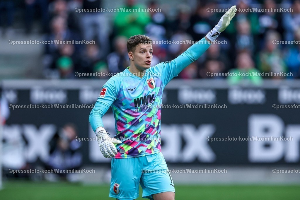 BMG21022502127 | 22.02.2025, Fußball, Borussia Mönchengladbach - FC Augsburg, 1. Fußball Bundesliga, Borussia-Park, Saison 2024 2025: Torwart Finn Dahmen (FC Augsburg #1)DFB regulations prohibit any use of photographs as image sequences and or quasi-video.