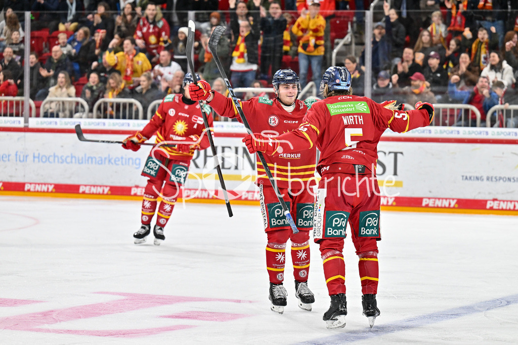 Düsseldorfer EG - Augsburger Panther | Jubel der DEG nach dem Treffer zum 7-2 duch Moritz WIRTH (Duesseldorfer EG 5) / Freude / Happy / Tor / Torschuetze / DEL: Duesseldorfer EG - Augsburger Panther, PSD Bank Dome am 22.12.2024