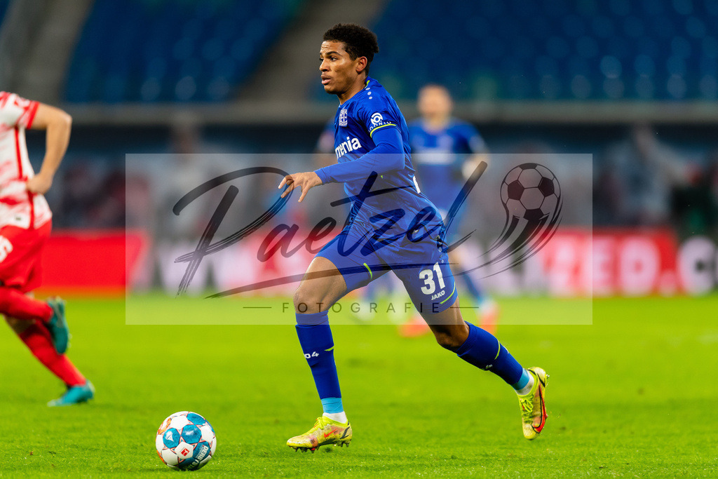 RBLLEV20211128_110 | Fussball, Herren: Amine Adil (Bayer 04 Leverkusen) in Aktion, am Ball, Einzelaktion bei dem Spiel der 1. Bundesliga zwischen RB Leipzig und Bayer 04 Leverkusen in der Red Bull Arena am 28.11.2021 in Leipzig, Deutschland.DFB / DFL REGULATIONS PROHIBIT ANY USE OF PHOTOGRAPHS AS IMAGE SEQUENCES AND/OR QUASI-VIDEO. - Realisiert mit Pictrs.com