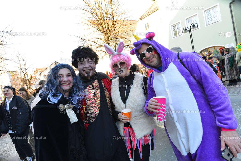 xnews-2023-Feb16-Unsinniger_Fasching_Reutte-nik-WTV_7545 | Info aus dem Bezirk Reutte/Ausserfern Tirol sowie eine umfangreiche Bilddatenbank über die gesamte Region: Lechtal, Talkessel Reutte, Tannheimertal, Zwischentoren. Lech, Plansee, Zugspitze, Grenztunnel, B179, Fernpassstraße, Verkehr, Lawinen, Tradition, - Realisiert mit Pictrs.com