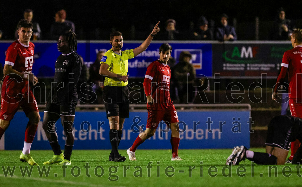 2023-10-27_026_VfB_Hallbergmoos_gegen_FC_Schwaig | Hallbergmoos, Deutschland, 27.10.2023:
Fußball, Landesliga Südost 2023 / 2024, 18. Spieltag, VfB Hallbergmoos gegen FC Schwaig, Endergebnis: 2:3

Schiedsrichter Fabian Buechner, David Lucksch (VfB Hallbergmoos, #38)

Foto: Christian Riedel / fotografie-riedel.net