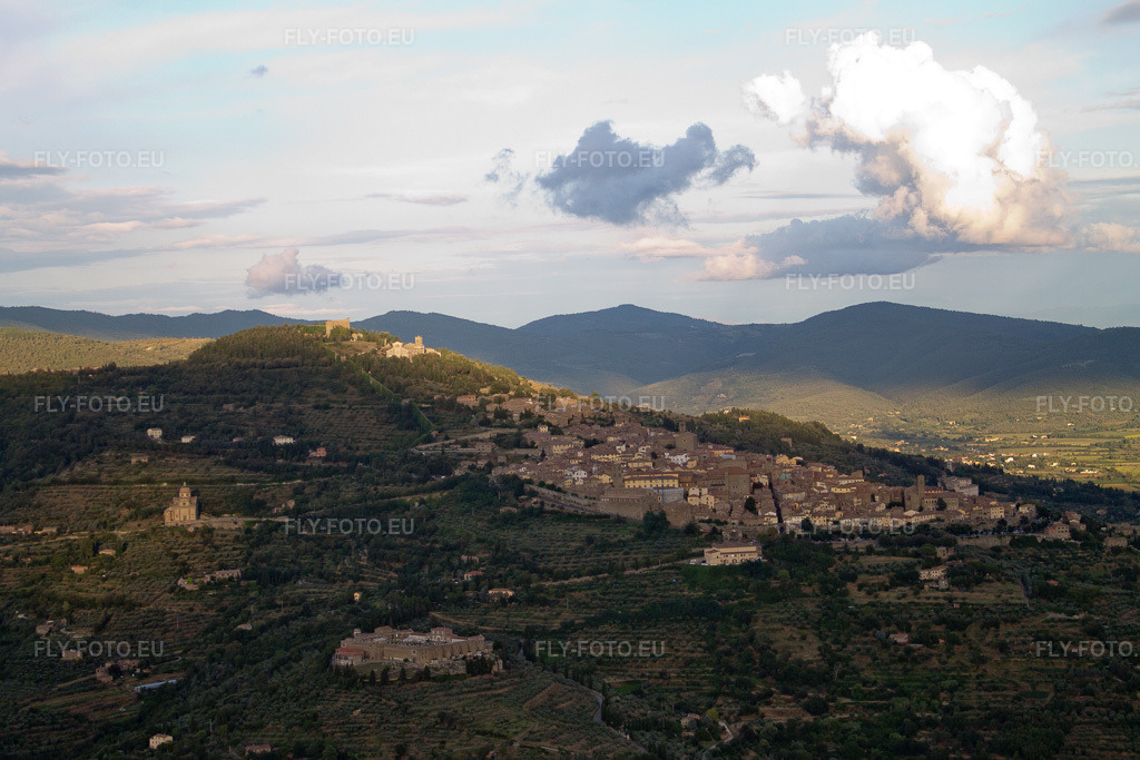 Vue aérienne: Vue de la ville à Camucia dans le département Toscane, Italie. Photo: IMG_43318.jpg prise le 24/07/2011 par Werner Riehm/FLY-FOTO.eu – Résolution de l'original: 4272 x 2848 px