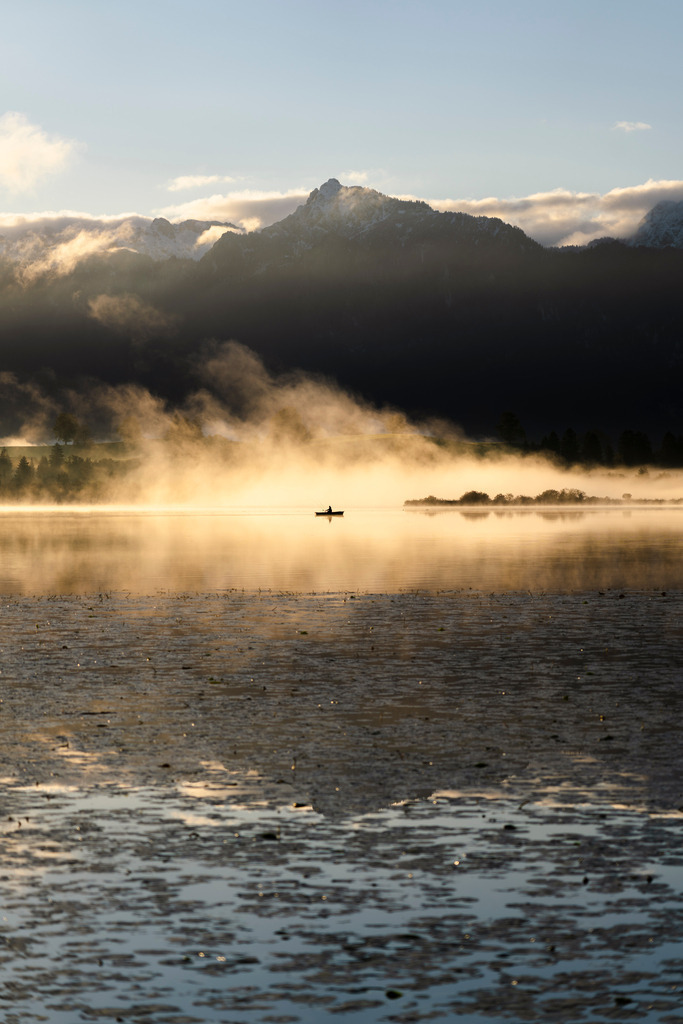 Fischer am Hopfensee im Sonnenaufgang | Die Stimmung am Hopfensee war an diesem Morgen eigentlich sowieso schon perfekt - bis dann noch der Fischer kam und das Bild perfektionierte :-) Solche Sonnenaufgänge am Hopfensee sind typisch für den beginnenden Herbst und kaum an einem anderen See entsteht dieser wunderschön goldene Nebel.