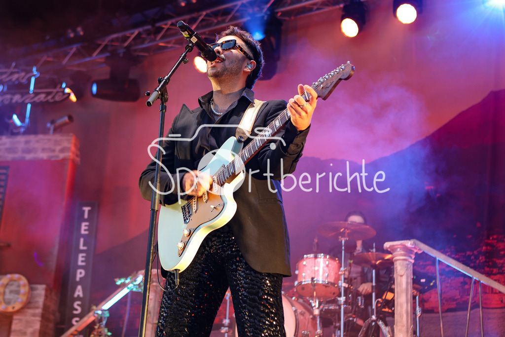 Noiesehausen | Die Band "Roy Bianco &amp; die Abbrunzati Boys" spielen beim Festival "Noisehausen" in Schrobenhausen / Im Bild Gitarrist "Die Abbrunzati Boys"