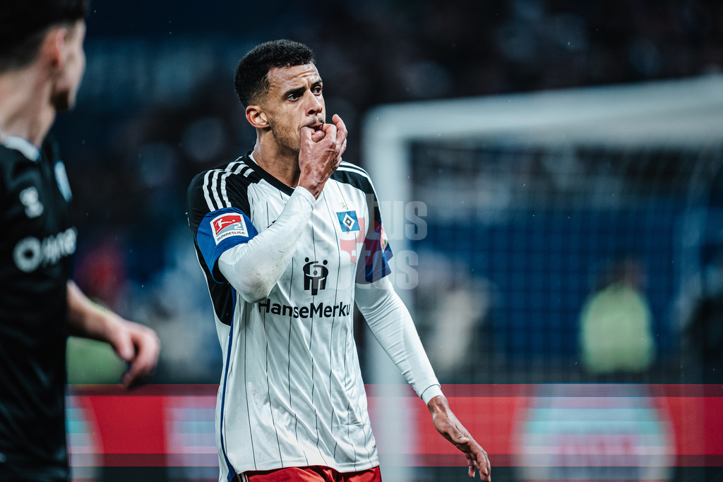 Fußball | Männer | Saison 2023/2024 | 2. Fußball-Bundesliga | 12. Spieltag | Hamburger SV vs. 1. FC Magdeburg | 04.11.2023 | Robert Glatzel (#9, HSV) pfeift