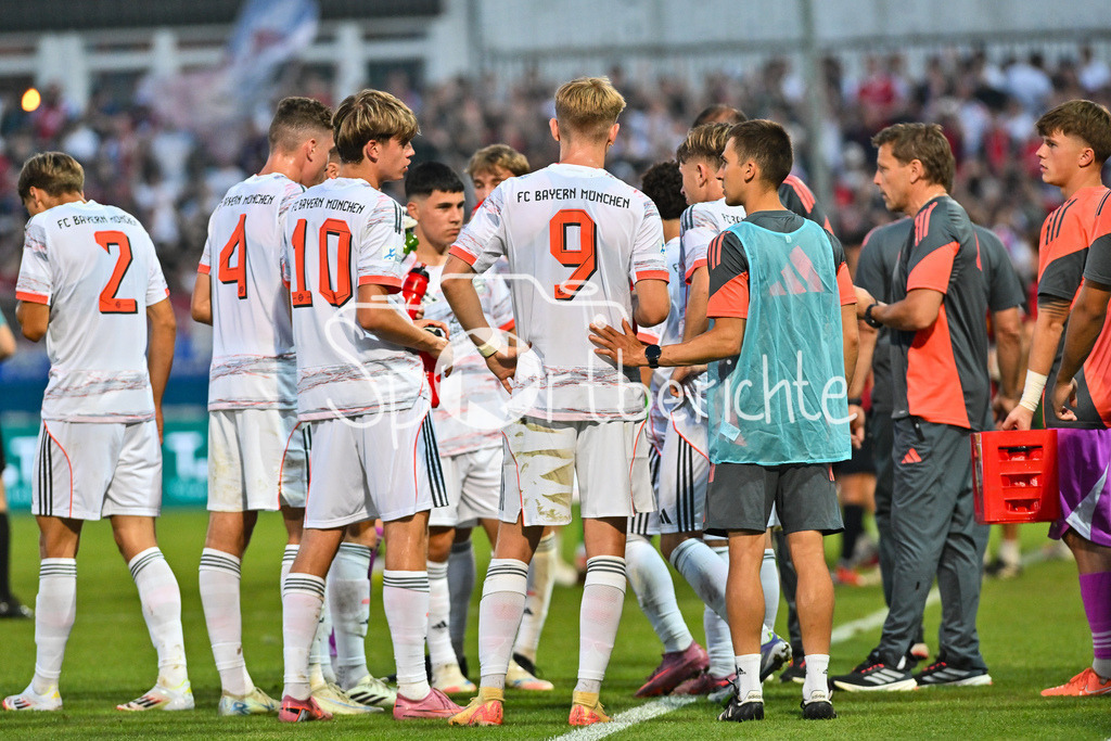 SpVgg Unterhaching - FC Bayern Amateure | Die Spieler der kleinen Bayern besprechen sich bei der Trinkpause in der zweiten Häfte / Regionalliga Bayern: SpVgg Unterhaching - FC Bayern München II; Uhlsport Park am 15.08.2025