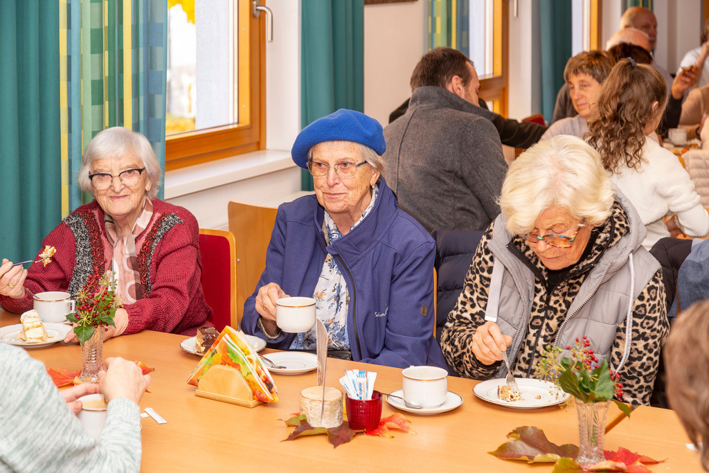 Festmesse-093 | Fotodoku der Festmesse anläßlich der Seligsprechung von Maria Theresia LEDOCHOWSKA 1975, zelebriert von Altbischof DDr. Klaus Küng und Pfarrer Mag. Zenon PAJAK in der Pfarrkirche Loosdorf. 