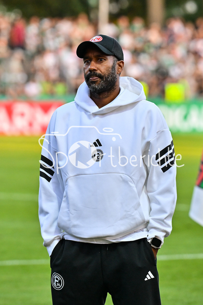 1. FC Schweinfurt 05 - Fortuna Düsseldorf | im Bild Daniel THIOUNE Trainer Fortuna Düsseldorf nach de Pokalspiel in Schweinfurt / Einzelfoto / Freisteller / DFB-Pokal: 1. FC Schweinfurt 05 - Fortuna Düsseldorf; Riedel-Bau Arena am 18.08.2025