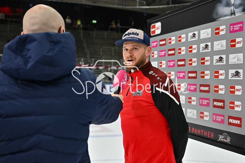 Augsburger Panther - Adler Mannheim | Beim Interview von MagentaSport Maximilian RENNER (Augsburger Panther #58) / FReisteller / Einzelfoto / DEL: Augsburger Panther - Adler Mannheim, Curt Frenzel Stadion am 16.02.2025