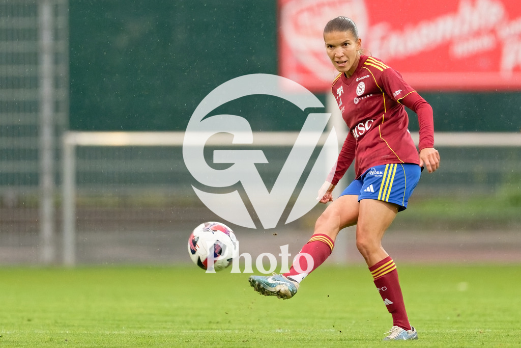 DZ9_4773_c | Switzerland: AXA Womens Super League 2025/26, Servette FC Chenois Feminin vs FC Aarau Frauen - Stade des Trois-Chene, Chene-Bourge: Yenifer Gimenez Gamboa (5 Servette FC Chenois Feminin) shoots the ball (action) 