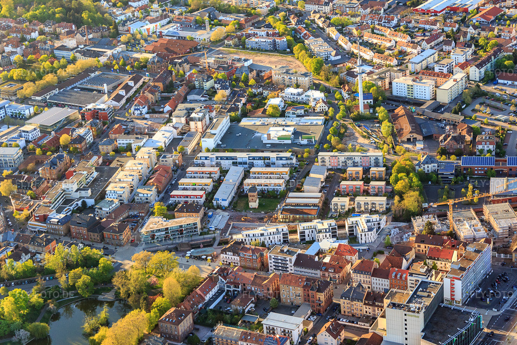 Luftbild: Heinrich-Heine-Platz mit Stadtbibliothek Landau in der Pfalz in Landau in der Pfalz im Bundesland Rheinland-Pfalz in Deutschland. Foto: IMG_077447.jpg vom 21.04.2015 durch Werner Riehm/FLY-FOTO.deOPAC.LANDAU.DE