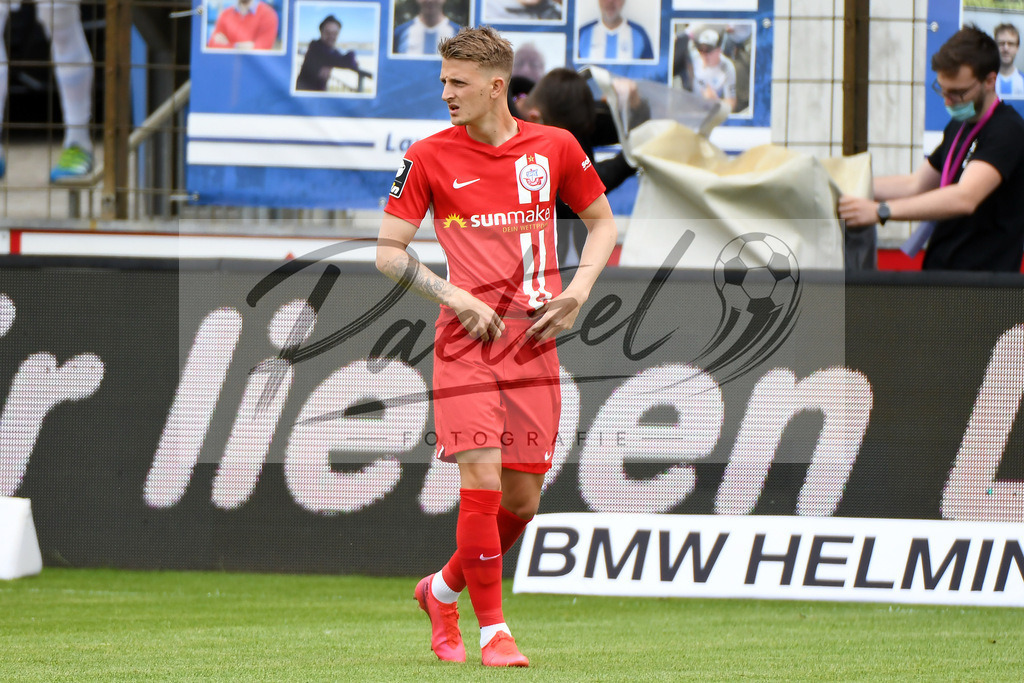 SVMFCH20200606_0002 | Fussball, Herren: Nico Neidhart (FC Hansa Rostock) schaut bei dem Spiel der 3. Liga zwischen SV Meppen und FC Hansa Rostock in der Haensch-Arena am 06.06.2020 in Meppen, Deutschland.DFB / DFL REGULATIONS PROHIBIT ANY USE OF PHOTOGRAPHS AS IMAGE SEQUENCES AND/OR QUASI-VIDEO. - Realisiert mit Pictrs.com