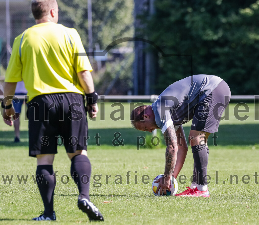 2023-08-20_117_SV_Hohenlinden_gegen_SV_Buch | Hohenlinden, Deutschland, 20.08.2023:
Fußball, A-Klasse 2023 / 2024, 1. Spieltag, SV Hohenlinden gegen SV Bruck, Endergebnis: 5:1

Manuel Fuchs (SV Hohenlinden, #9) legt sich den Ball für den Elfmeter zurecht

Foto: Christian Riedel / fotografie-riedel.net