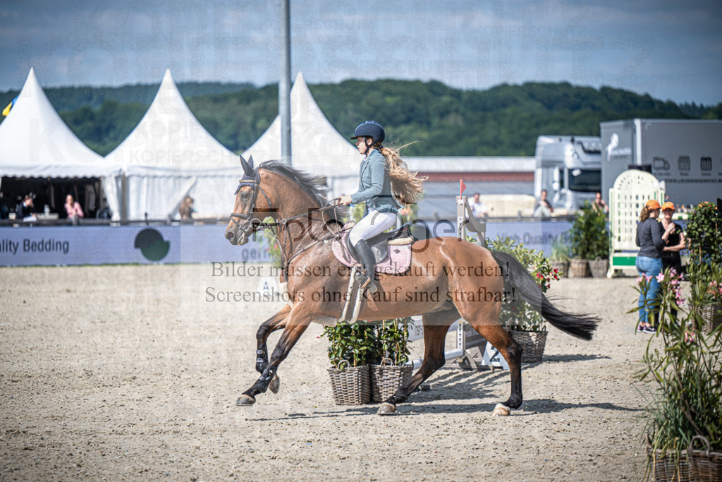 DOS_2877 | Entdecke hochwertige Reitturnierfotos von Foto Oger. Professionell, emotional und authentisch – jetzt Lieblingsmomente im Shop bestellen.Deutschlandweite Turnierfotografie. - Realisiert mit Pictrs.com