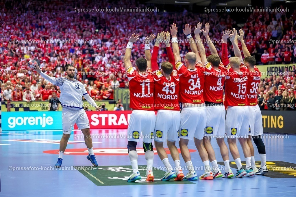 EHF20012602039 | 20.01.2026, Handball, Men's EHF EURO 2026, Dänemark - Portugal, Jyske Bank Boxen in Herning, Dänemark, Preliminary Round:  Luis Diogo Sousa Frade (Portugal #82) wirft den Ball auf die dänische Mauer aus  Rasmus Lauge Schmidt (Denmark #11) xd23  Simon Hald Jensen (Denmark #34)  Magnus Landin Jacobsen (Denmark #04)  Magnus Saugstrup Jensen (Denmark #15)  Mads Hoxer Hangaard (Denmark #38) 