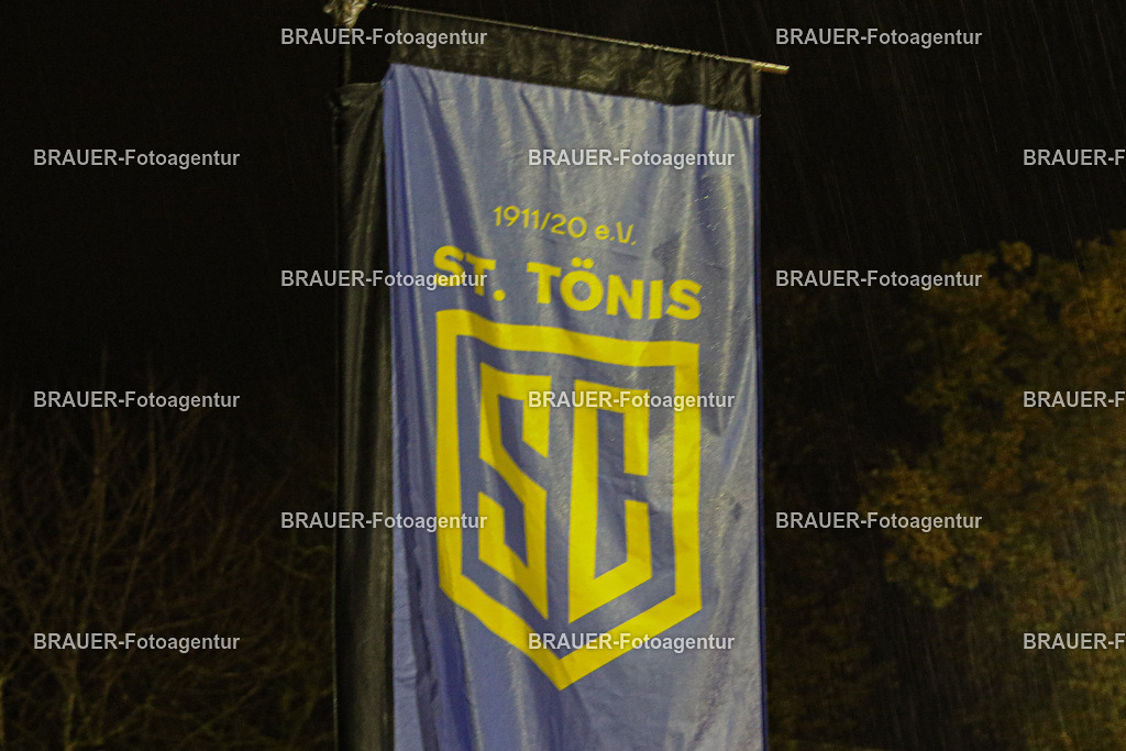 19.11.2025 SC St. Tönis - VfB Hilden | Tönisvorst, Deutschland, 20.11.2025: Die Vereinsfahne des SC St. Tönis vor dem Niederrheinpokal - Spiel zwischen SC St. Tönis und VfB Hilden am 20.11. 2025 im Tönisvorster YAYLA-Sportpark Jahn-Stadion in Tönisvorst, Deutschland. (Foto Ralph Görtz / Brauer-Fotoagentur)