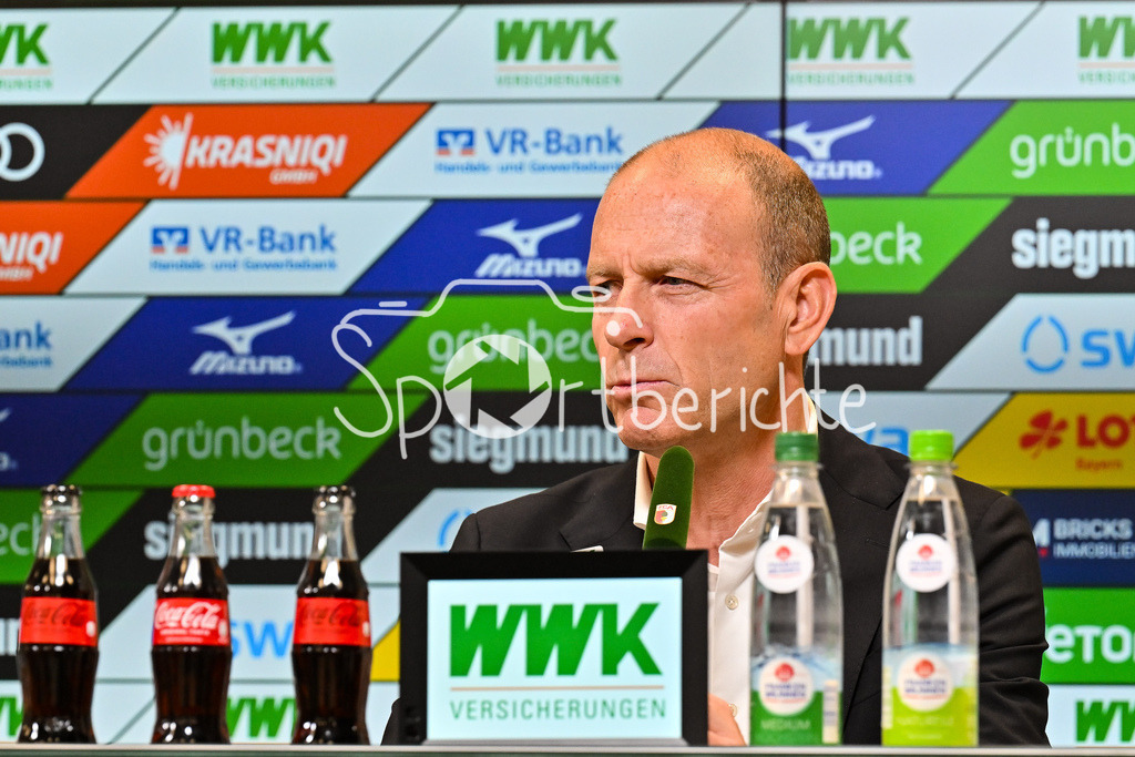 FC Augsburg - SG Eintracht Frankfurt | im Bild Jess THORUP Trainer FC Augsburg  nach der Partie gegen Frankfuurt auf der Pressekonferenz / Einzelfoto / Freisteller / Bundesliga: FC Augsburg - Eintracht Frankfurt, WWK Arena am 20.04.2025