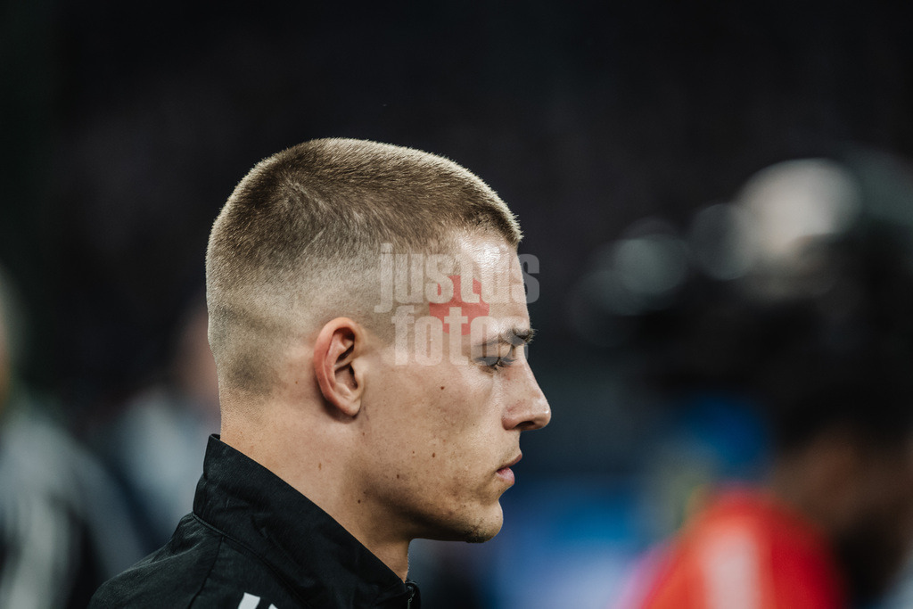 Fußball | Männer | Saison 2025/2026 | 1. Fußball-Bundesliga | 24. Spieltag | Hamburger SV vs. RB Leipzig | 01.03.2026 | Miro Muheim (#28, HSV) läuft ins Stadion ein