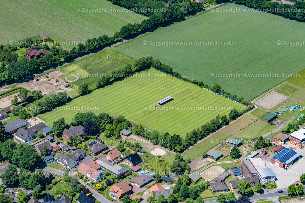 Wangersen_ELS_6628030622 | WANGERSEN 03.06.2022 Sportplatz des " MTV Wangersen 1908 e.V. " an der Alte Schulstraße in Wangersen im Bundesland Niedersachsen, Deutschland. Weiterführende Informationen bei: MTV 1908 e.V. Wangersen. // Ensemble of sports grounds Sportplatz of " MTV Wangersen 1908 e.V. " on street Alte Schulstrasse in Wangersen in the state Lower Saxony, Germany. Further information at: MTV 1908 e.V. Wangersen. Foto: Martin Elsen
