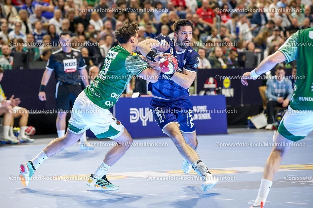 xSSCx18042601007 | 18.04.2026, xsscx, Handball, DHB-Pokal Lidl Final4, TBV Lemgo-Lippe - Füchse Berlin, Saison 2025 / 2026 Herren, Lanxess Arena: Mijajlo Marsenic (Füchse Berlin #93) im Zweikampf gegen Tim Suton (TBV Lemgo Lippe #23) Photo: xSandraxScherningxPressefotoKochx
