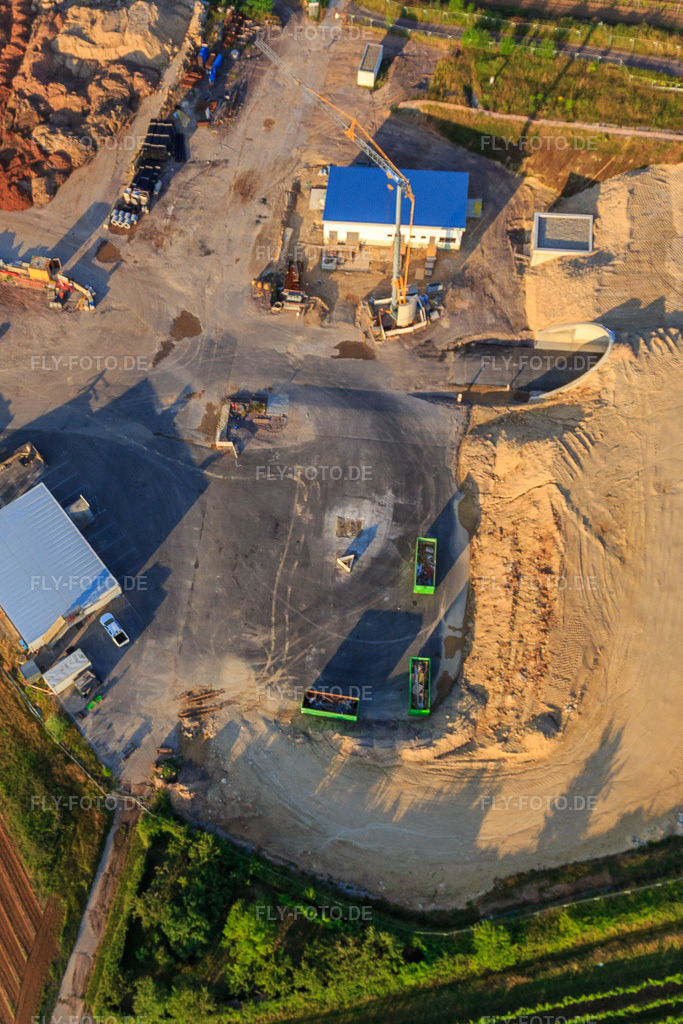 Luftbild: Baustelle des Tunnelportals Ost für den Astrid-Tunnel zur Unterquerung und Ortsumgehung von Bad Bergzabern zwischen B38 (Weinstraße) und B427 (Kurtalstraße) in Dörrenbach im Bundesland Rheinland-Pfalz in Deutschland.Foto: IMG_148534.jpg vom 18.06.2025 durch Werner Riehm/FLY-FOTO.deBemo: - BEMO Tunnelling GmbHLandesbetrieb Mobilität Rheinland-PfalzStadt Bad BergzabernHerrenknecht AG - Pioneering Underground Together