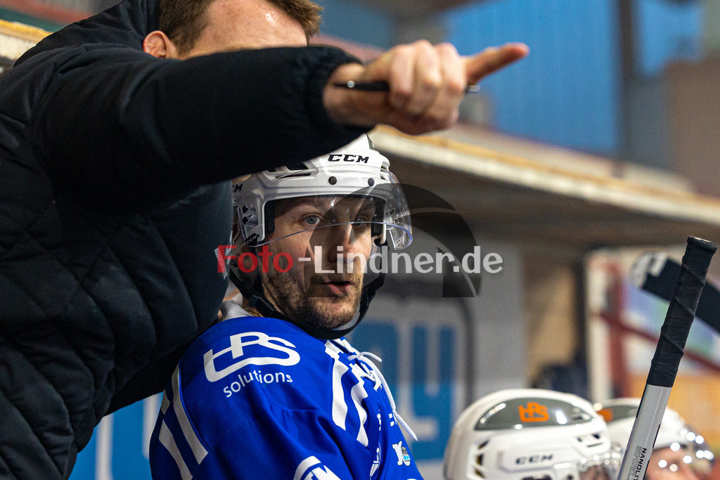 Achtelfinale Spiel 1 SC Forst vs EV Pegnitz ICE DOGS | Eishockey Landesliga Playoffs 2023/2024, Achtelfinale Spiel 1 SC Forst vs EV Pegnitz ICE DOGS, 20240218,
Bastian GRUNDNER (Nature Boyz 11) erhält Anweisungen auf der Bank,
2024-02-18 in Peißenberg (Eisstadion)
11 Bastian GRUNDNER (Nature Boyz 11)
Copyright: WolfgangxLindner foto-lindner.de