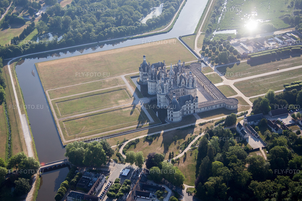 Vue aérienne: Parc du château du Château de Chambord à Chambord dans le département Loir et Cher, France. Photo: IMG_082156.jpg prise le 20/06/2015 par Werner Riehm/FLY-FOTO.euRésolution de l'original: 4820 x 3213 px