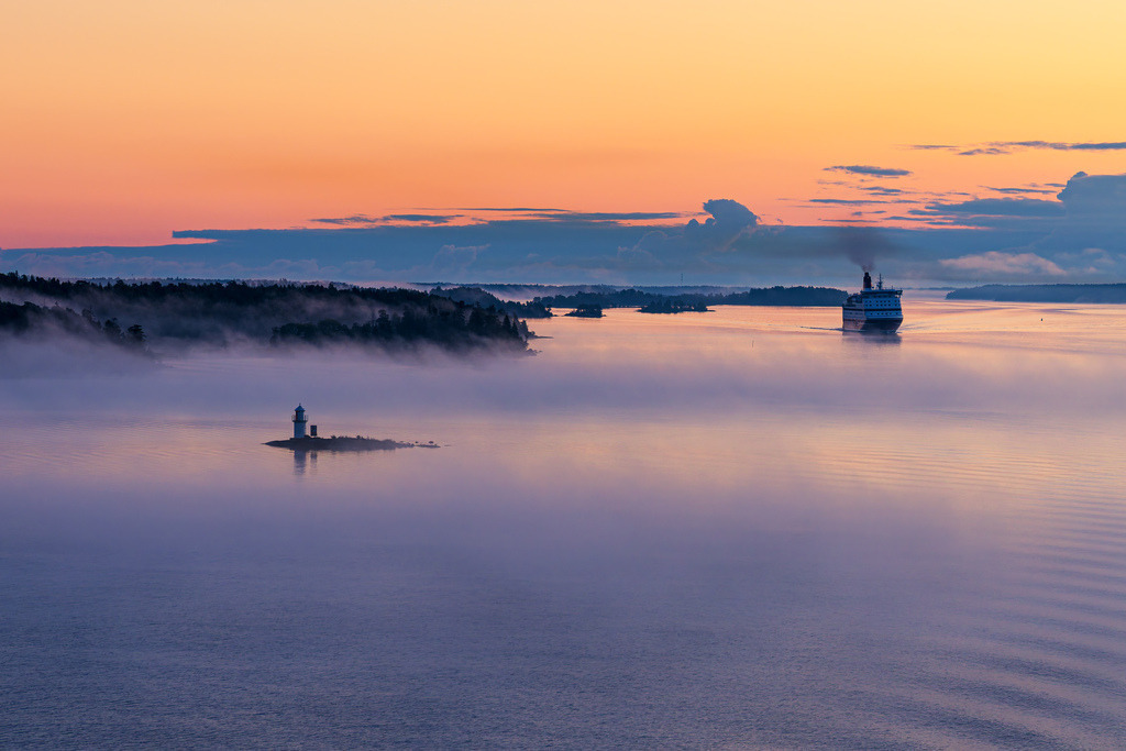 Fährschiff mit Nebel und Sonnenaufgang im Schärengarten vor Stockholm, Schweden | Fährschiff mit Nebel und Sonnenaufgang im Schärengarten vor Stockholm, Schweden.