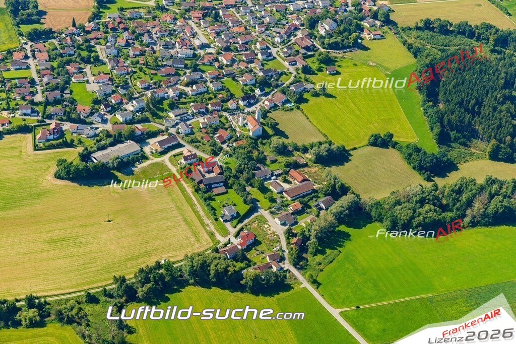 Schrägluftbild  Lichtenhaag  Gerzen - Das Luftbild wurde 2025 vom UL-Flugzeug heraus erstellt ( keine Drohne ) - Hochauflösende Luftaufnahme -Nicht vergleichbar mit Google Maps oder Satelittenbilder- Die Geschenkidee !Mit Lizenz und Bildrechte bestellbar