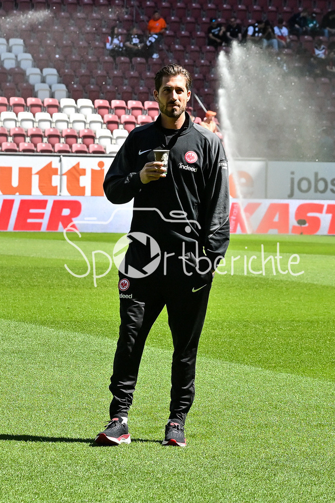 FC Augsburg - SG Eintracht Frankfurt | im Bild Kevin TRAPP (Eintracht Frankfurt 1) vor der Partie in Augsburg / Einzelfoto / Freisteller / Bundesliga: FC Augsburg - Eintracht Frankfurt, WWK Arena am 20.04.2025
