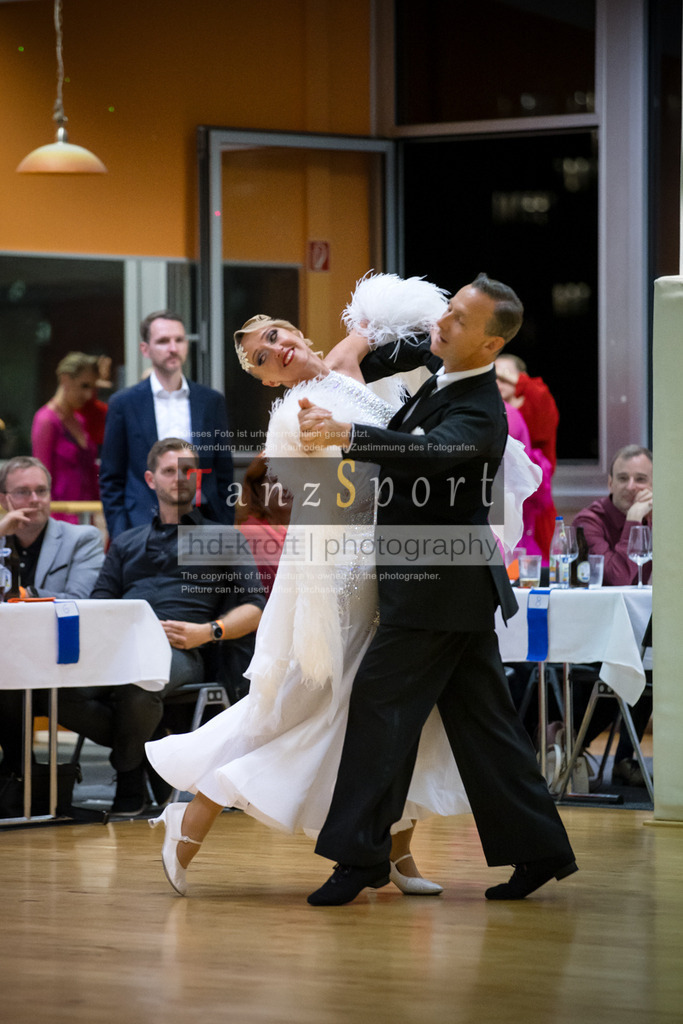 20250906_LM_By_Masters-III-S-Std_7546 | Tanzsportbilder, Standardtanz, Lateintanz, WDSF, DTV, LTVB, dancecomp, goc, hessen tanzt, blaues band der spree, walzer, tango, wiener walzer, slowfox, quickstepp, samba, rumba, cha-cha-cha, paso doble. jive, hd-kroft photography, turniertanzsport