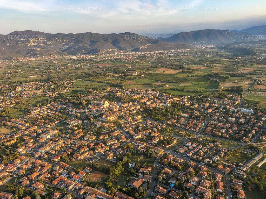Aerial view: View of the town in the district Piazza in Bedizzole in the state Brescia, Italy. – Photo: IMG-135023.jpg taken on 09/23/2022 by Werner Riehm/FLY-FOTO.com – Resolution of the original: 4032 x 3024 px