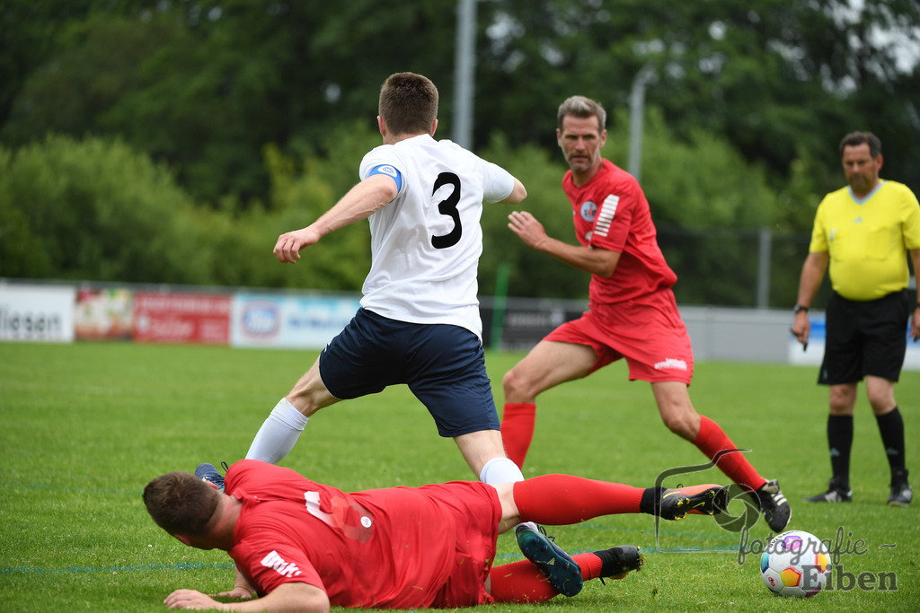 SV Brake Ü40-BW Bümmerstede (Ü40) | Kreispokal Finale Jade-Weser-Hunte Ü40; SV Brake Ü40 (rot)-BW Bümmerstede Ü40 (weiß) am 15.06.2025 in Rastede (Sportanlage Köttersweg), Photo: Philip Eiben 2025 - Realisiert mit Pictrs.com