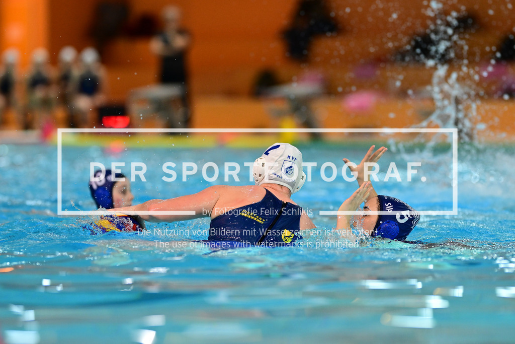 Wasserball I Frauen I Nordic League I KVP Piestany - Cheltenham SWPC I 64412 | Miroslava Stankovianska (2, KVP Kupele Piestany) Derin Pehlivanoglu (5, Cheltenham SPWC) - Realisiert mit Pictrs.com