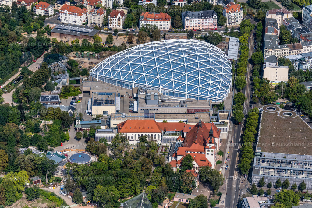 4039783 | LEIPZIG 14.09.2020 Glas- Tropenhalle Gondwanaland in Leipzig im Bundesland Sachsen. Die dreieckig angelegte Tropenhalle im Zoo an der Pfaffendorfer Straße wurde vom Büro Henchion+ Reuter Architects entworfen und in Zusammenarbeit mit der OBERMEYER Albis-Bauplan GmbH und dem Tragwerksplaner Eisenloffel Sattler + Partner von 2007 bis 2011 gebaut. // View of the Gondwanaland in Leipzig in the state of Saxony. Foto: Gerhard Launer