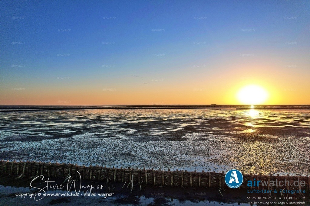 Nordsee, Nordfriesland, Beltringharderkoog, Luettmoorsee, Holmer Siel, Landgewinnung | Landgewinnung & Küstenschutz in Nordfriesland - Heute wird der Küstenschutz in Nordfriesland durch eine Kombination aus natürlichen Prozessen und menschlichen Eingriffen bestimmt. Die Landgewinnung wird nicht mehr als Hauptziel angesehen, sondern als Nebeneffekt des Küstenschutzes. Der Schwerpunkt liegt auf der Erhaltung und Verbesserung der bestehenden Küstenlinie, um die Orte und die Landwirtschaft vor Naturkatastrophen wie Sturmfluten und Erosion zu schützen.