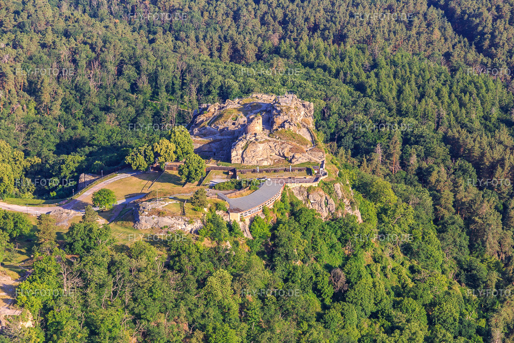 Burg und Festung Regenstein https://www.blankenburg.de/tourismus/kultur/burg-und-festung-regenstein/ | Luftbild: Burg und Festung Regenstein https://www.blankenburg.de/tourismus/kultur/burg-und-festung-regenstein/ in Blankenburg im Bundesland Sachsen-Anhalt in Deutschland. Foto: IMG_148209.jpg vom 14.06.2025 durch ©2025 Werner Riehm fly-foto.de/copyright - Realisiert mit Pictrs.com