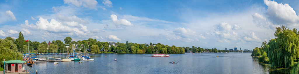10230827 - Panoramablick über die blaue Außenalster | Panoramablick über die Außenalster bei herrlicher sommerlicher Lichtstimmung.