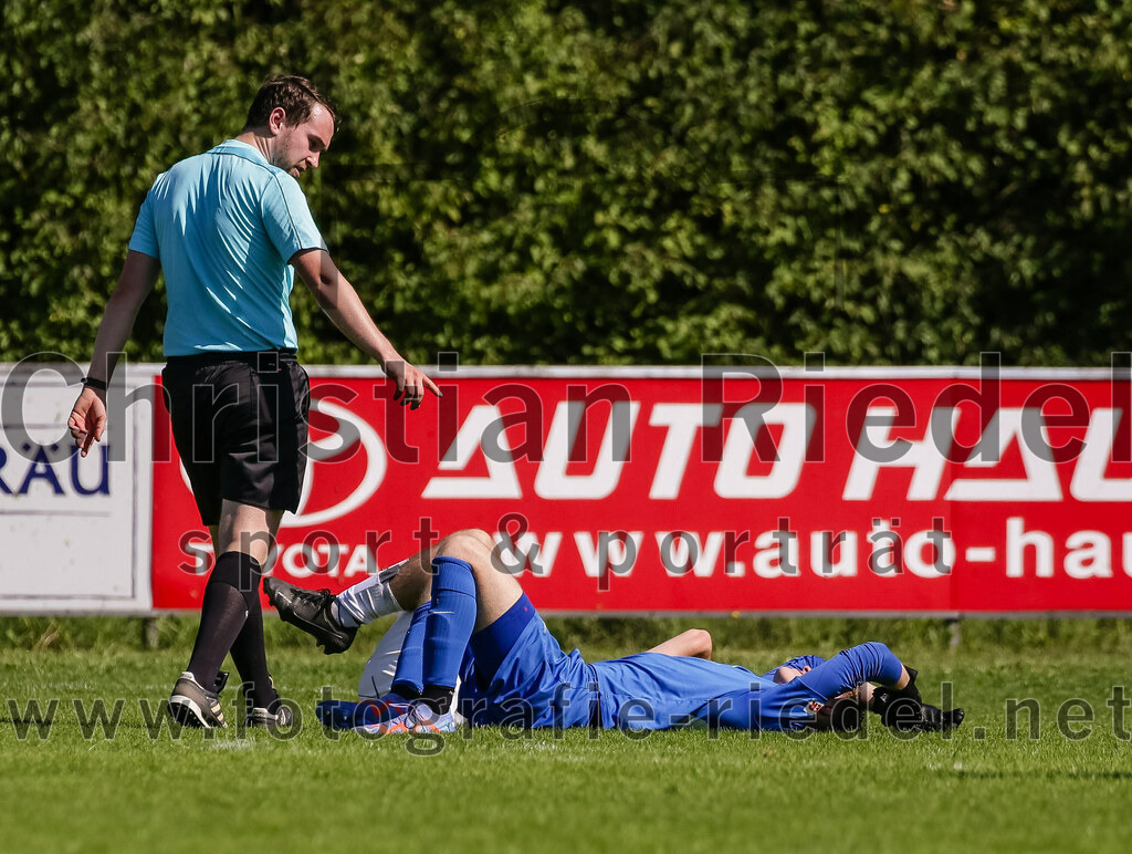 2023-08-19_121_FC_Moosinning_gegen_SV_Reichertsheim | Moosinning, Deutschland, 19.08.2023:
Fußball, Bezirksliga Oberbayern Ost 2023 / 2024, 5. Spieltag, FC Moosinning gegen SV Reichertsheim, Endergebnis: 0:4

Schiedsrichter Franz-Josef Möller, Torwart Daniel Auerweck (FC Moosinning, #27)

Foto: Christian Riedel / fotografie-riedel.net